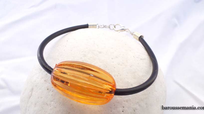 Bracelet fil souple noir perle orange